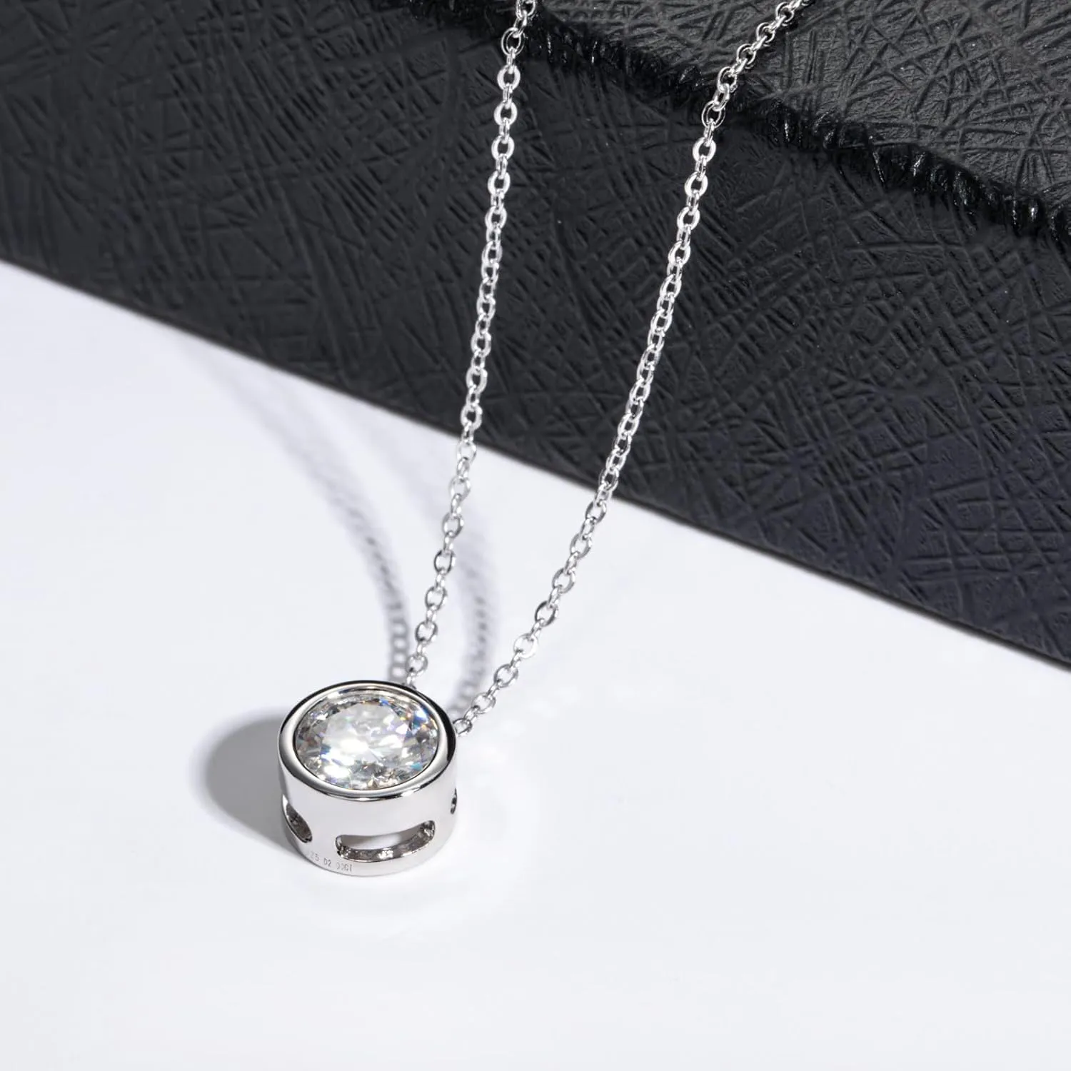 Moissanite 0.5-3ct Necklaces 18K White Gold Plated 925 Sterling Silver Bezel Set Round Cut D Color VVS1 Lab Created Diamond Solitaire Pendant Necklace for Women Men GRA Certified