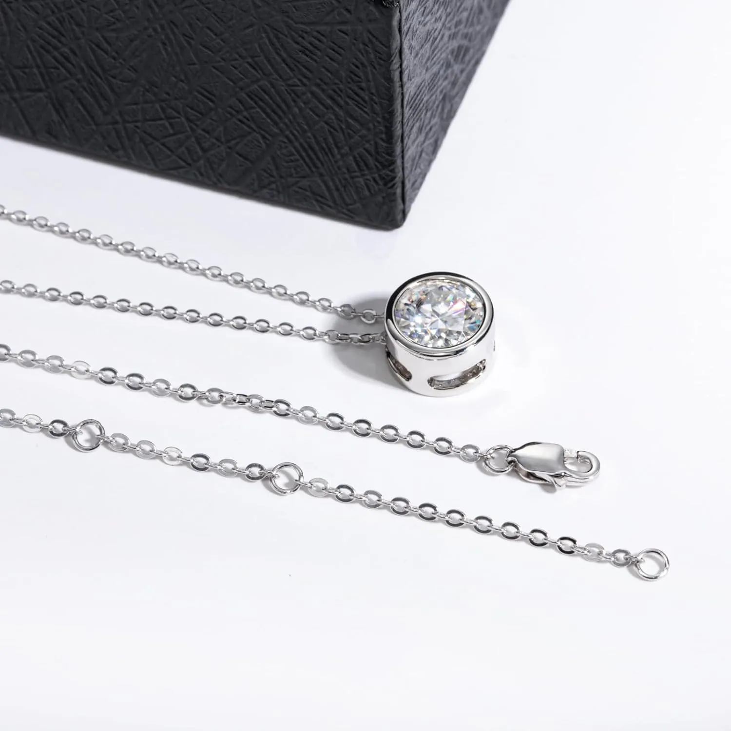 Moissanite 0.5-3ct Necklaces 18K White Gold Plated 925 Sterling Silver Bezel Set Round Cut D Color VVS1 Lab Created Diamond Solitaire Pendant Necklace for Women Men GRA Certified